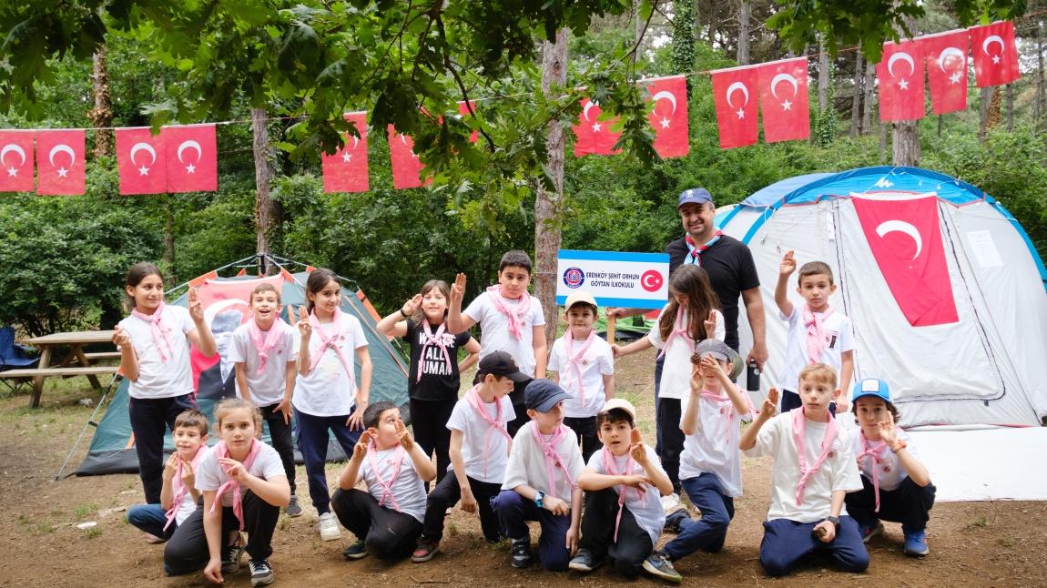 2-C SINIF ÖĞRETMENİMİZ AHMET YILDIRIMOL  ÖĞRENCİLERİYLE TAŞDELEN İZCİLİK KAMPINDA